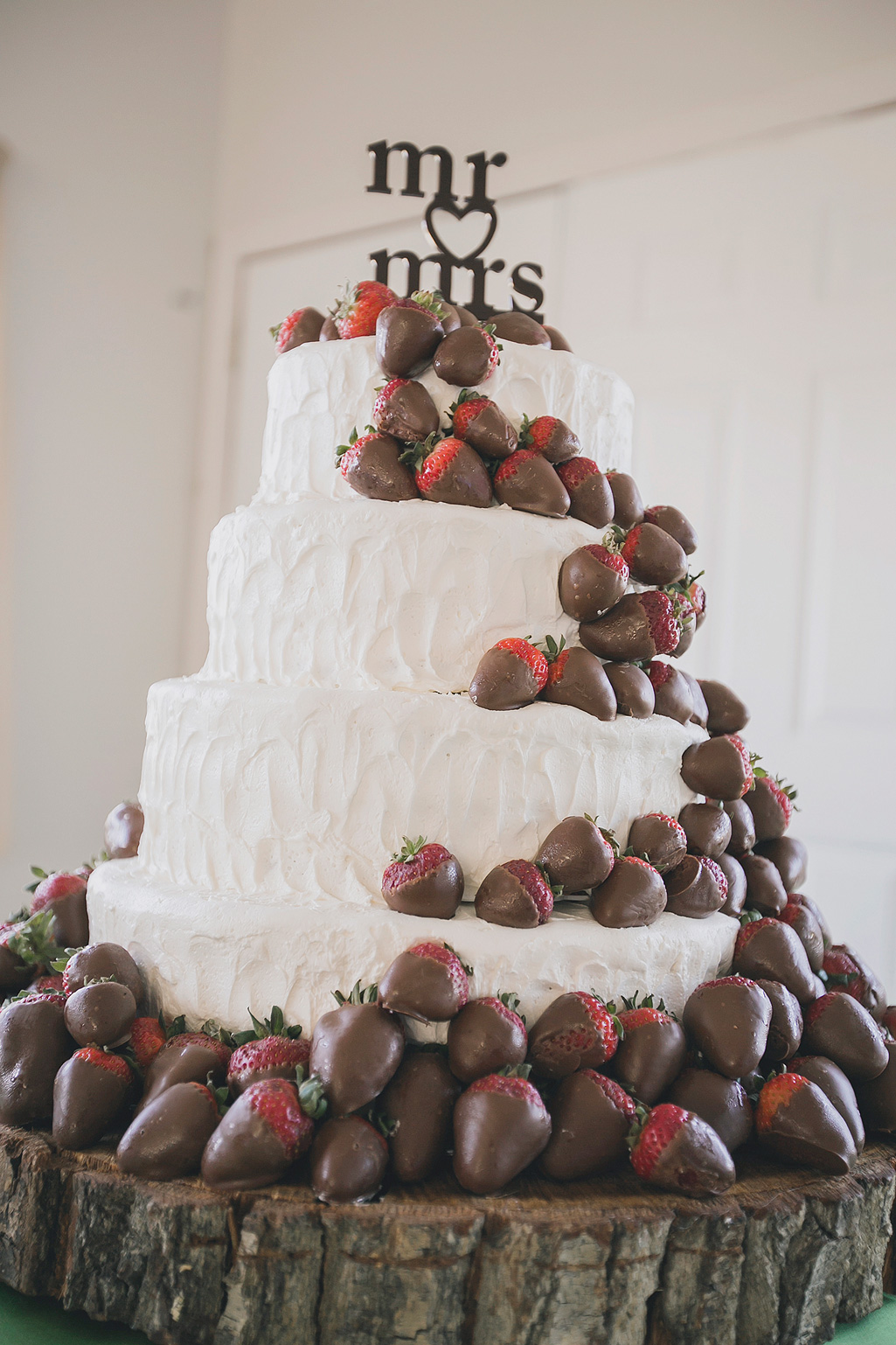 white-wedding-cake-with-chocolate-covered-strawberries